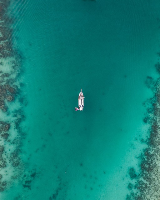 美しい海に浮かぶ船